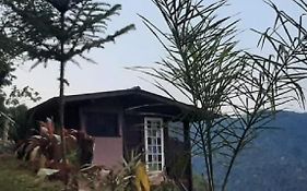 Chalé Pakere Bellavista - visão magnífica do vale e montanhas a mais de mil metros de altitude, wi-fi, sauna, piscina e água de nascente - locação do chalé sem prestação de serviços